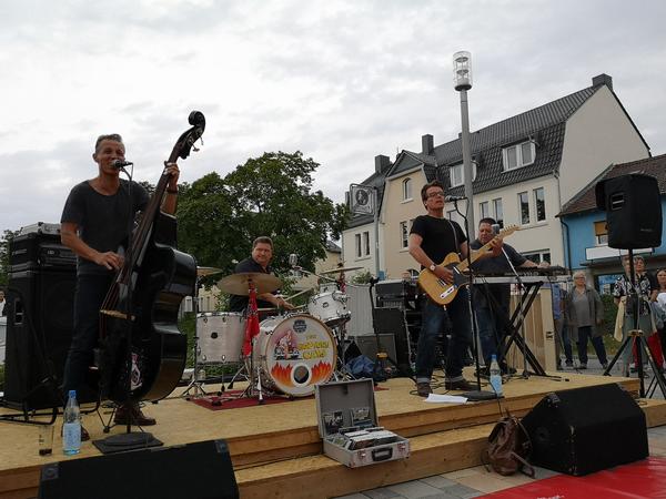Die Boptown Cats auf dem Bahnhofsvorplatz