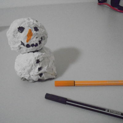 Jetzt kann man dem Schneemann mit Filzstiften ein Gesicht und Knöpfe malen