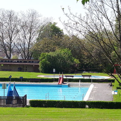 Nichtschwimmerbereich mit Kinderbecken und Spielplatz