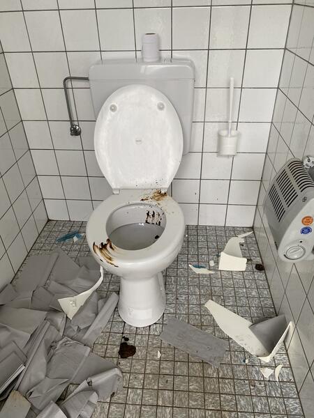 22_Sachschaden Toilette Friedhof