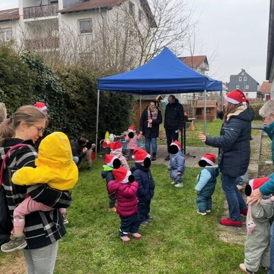 Lebendiger Adventskalender in der Krippe Alsfelder Stra&szlig;e